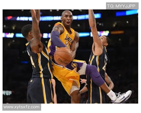 布朗持球加速突破 转身上篮拿下两分