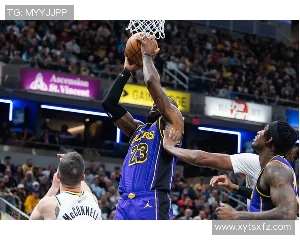 詹姆斯暴扣命中湖人首球