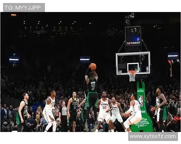 播音员引导全场球迷起立欢呼，祝贺杰伦-布朗入选全明星首发