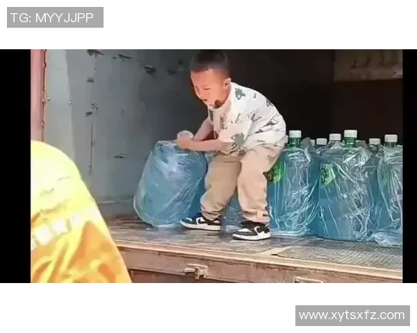 暖心！爱德华兹赛后将球衣送给了为自己加油的8岁小男孩